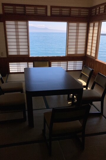 晴れた日中には美しい海を眺めながら食事ができる。（写真提供：かね万）