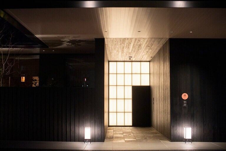 洞窟をイメージした「界 別府」のエントランスから、「ドラマティック温泉街」へ。