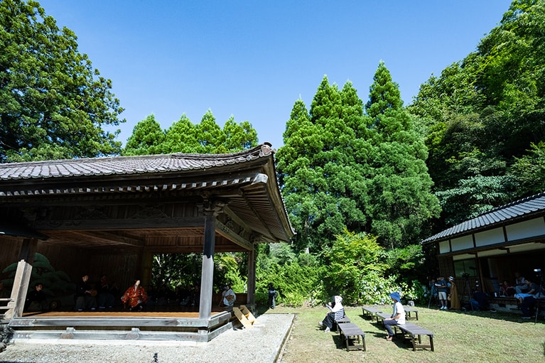 本間家能舞台は、加茂湖のほとり、吾潟（あがた）という地域にあります。