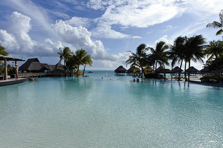 リゾートの中央にある、ラグーンとつながったようなデザインのメインプール。