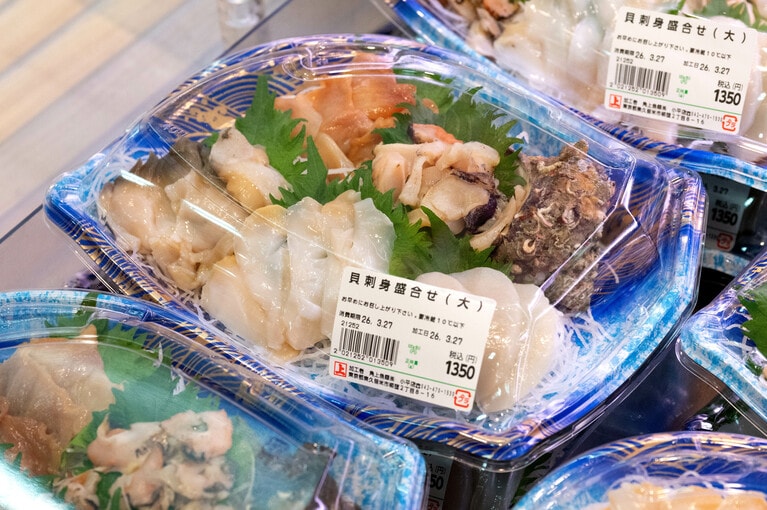 貝好きにはたまらない、6種の貝刺の盛り合わせ。