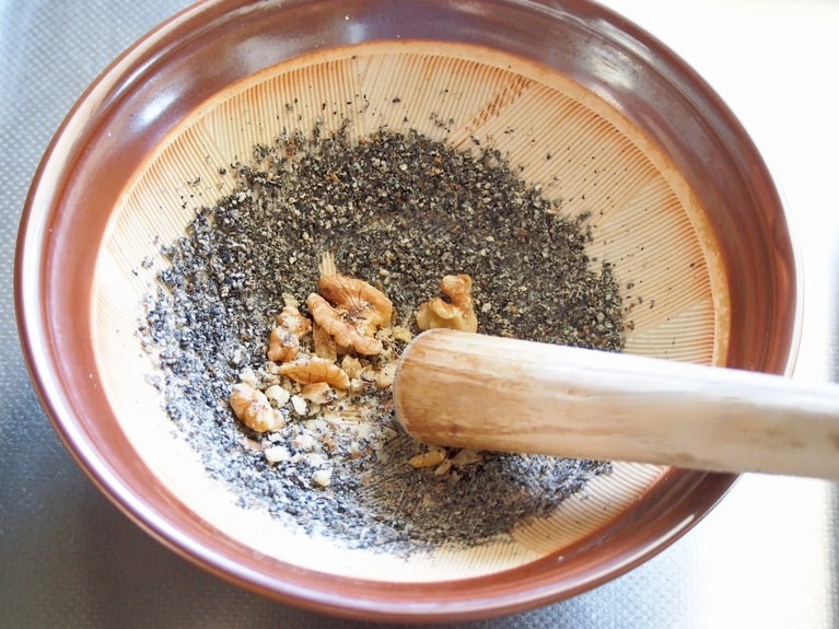 すり鉢に黒胡麻と胡桃を入れて擦る。