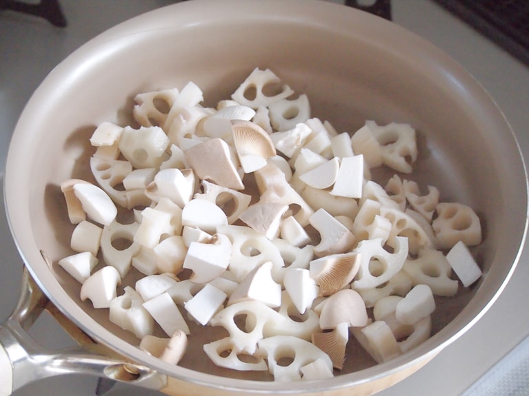 フライパンにごま油を入れ、水切りした蓮根、エリンギを入れて炒める。