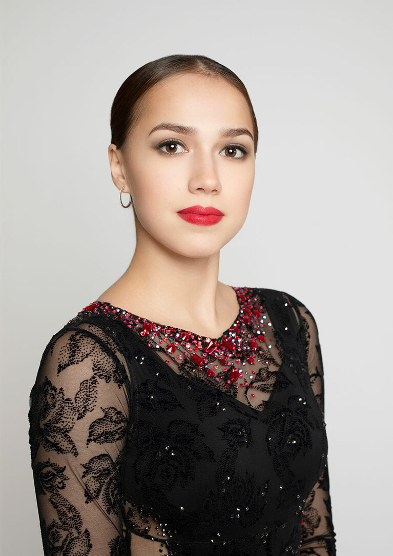 マットなビビッドレッドが印象的なルック。