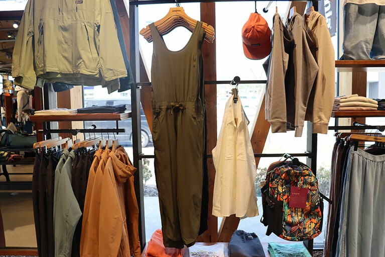 ウィメンズ・フリートウィズ・ロンパー 18,150円。そのまま着ても、下にTシャツを重ねても決まる。