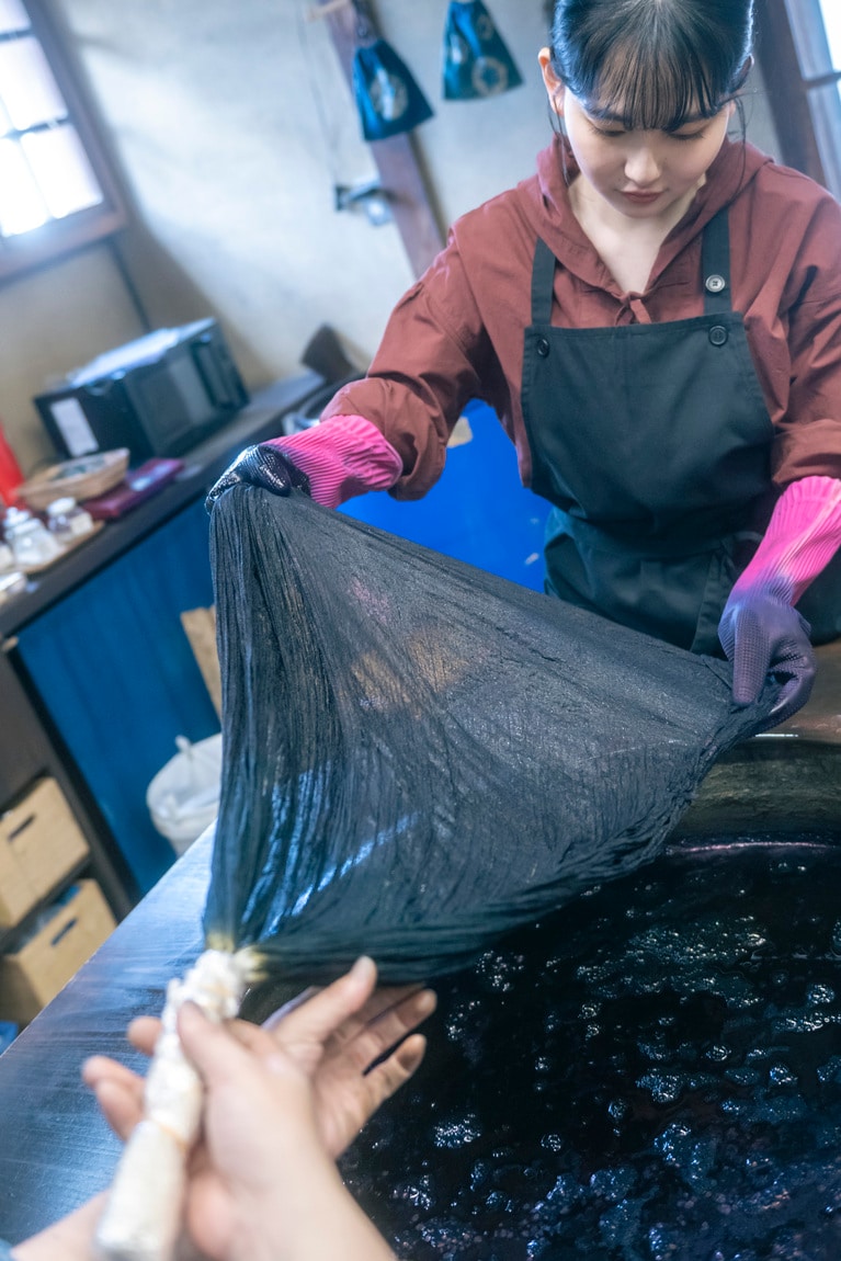 回を重ねた先端に近い箇所は藍がかなり濃い。黒のようにも見える。