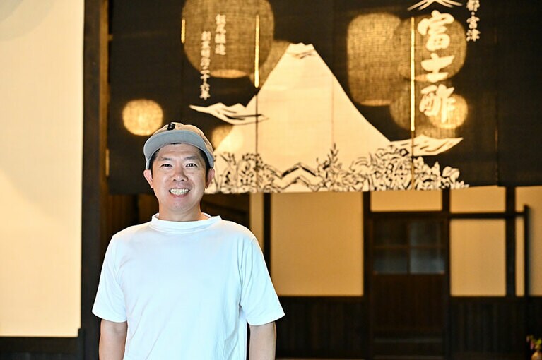 「飯尾醸造」5代目の飯尾彰浩さん。