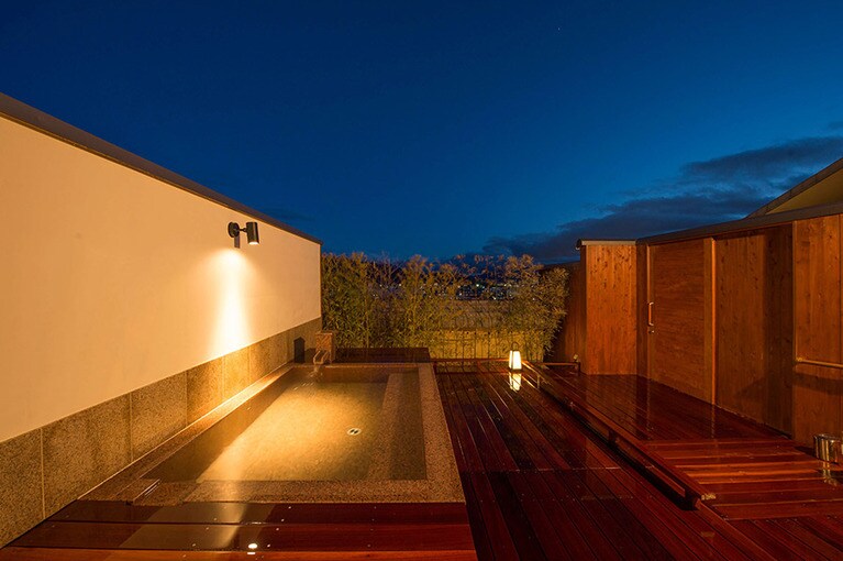 宿泊者からは「展望露天風呂が無料で利用でき、他の人の目を気にせずゆったり入れて最高」と高評価。