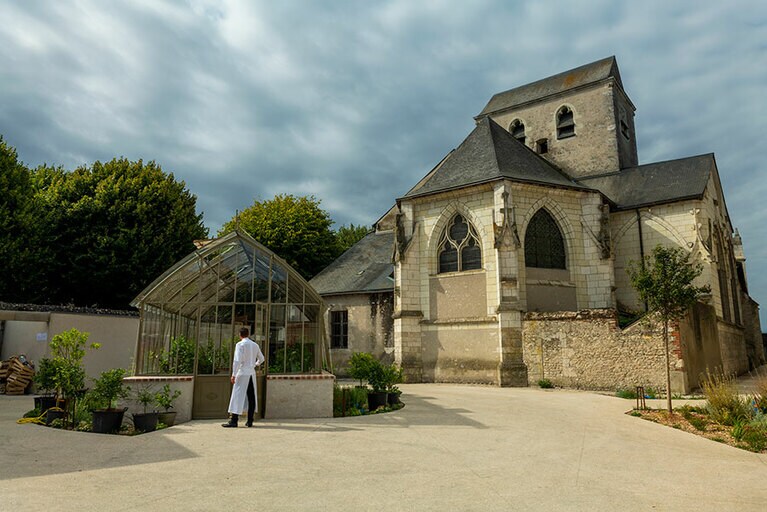 敷地内には、柑橘類のための温室も設置。15種あり、料理の香り付けに使用する。かつて病院だったため、礼拝堂と隣り合っていた。