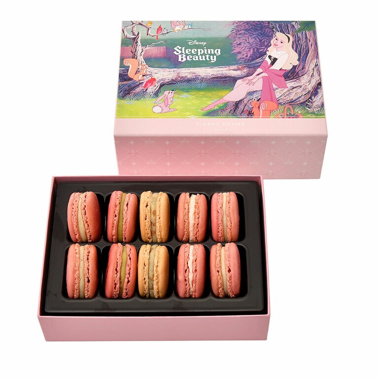 2022年11月15日お届け予定。ピンクのボックスとマカロン。© Disney