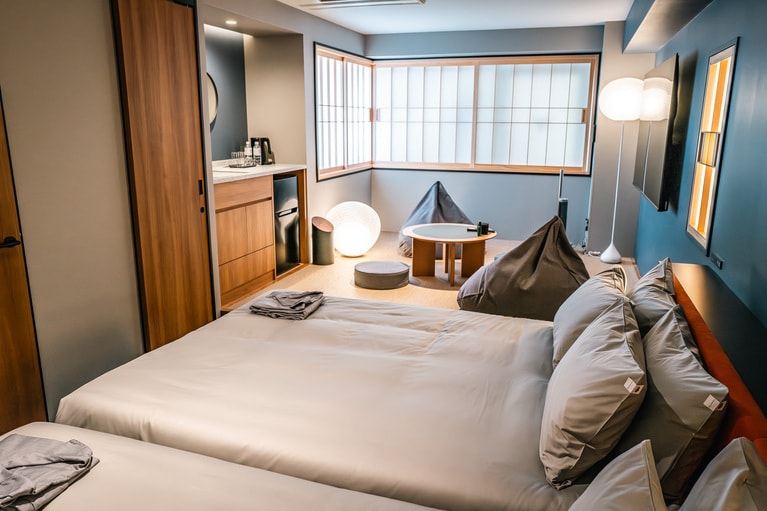 家族連れももちろんウェルカム。奥が和室になった「ファミリールーム」。