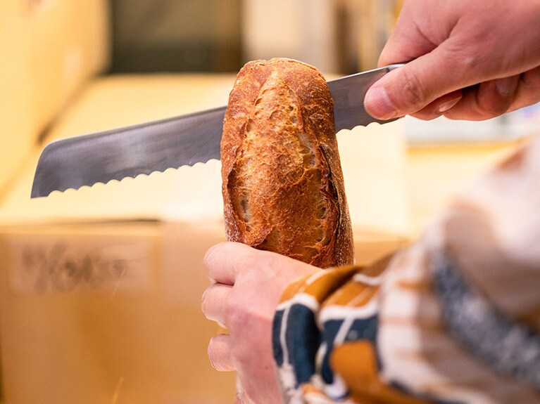 【つきぢ味幸堂(みゆきどう)】バゲットは「縦にカットがおすすめ」と池田さん。「具の大きさに合わせて切れるし、上歯に当たる部分がやわらかいから食べやすい」(池田さん)