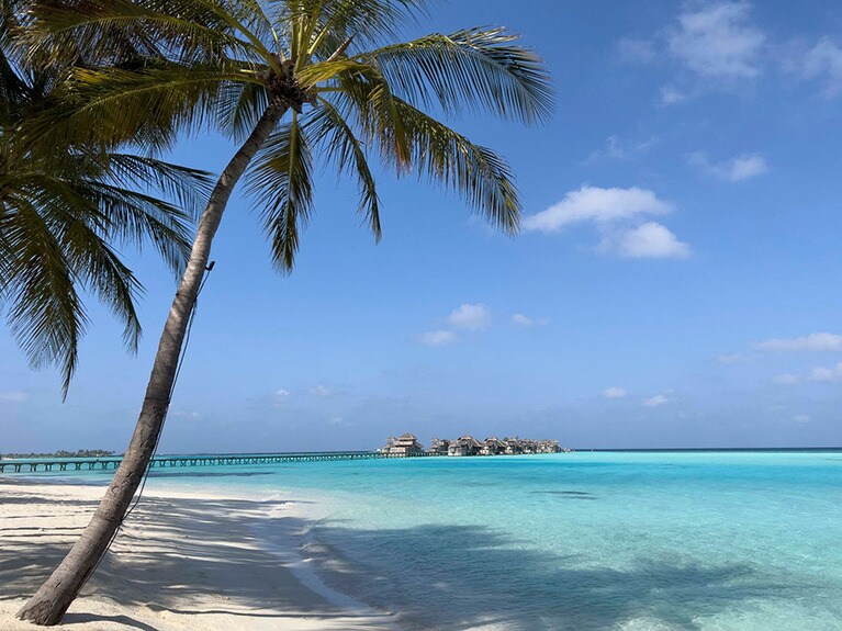 小さな島から長いボードウォークが延びていて、その先に水上ヴィラが並ぶ。