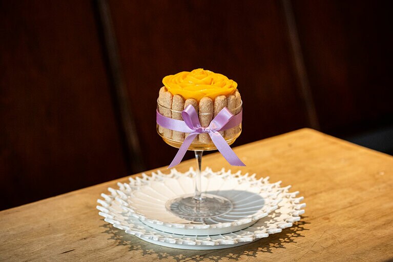 国産マンゴーのシャルロット、グラスデザート仕立て。