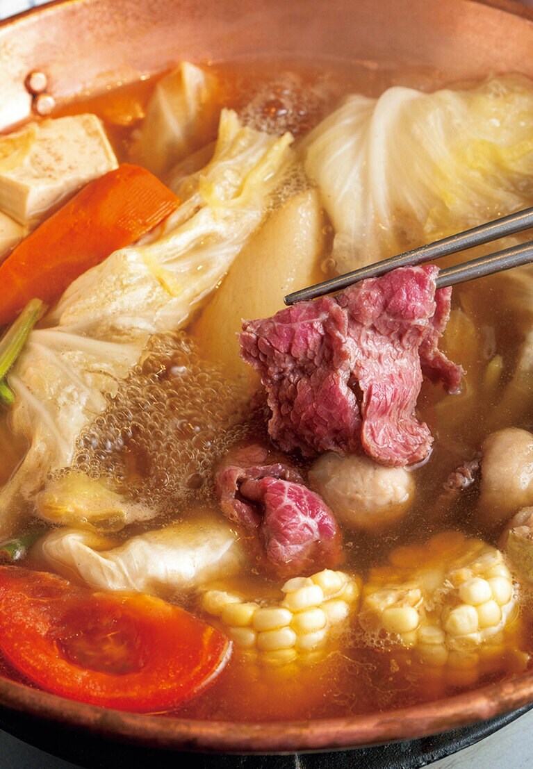 「牛肉爐小鍋」780元（写真は2〜3名分）が人気。3種類の肉の日替わり盛り合わせ「上選溫體牛肉」480元を組み合わせる。