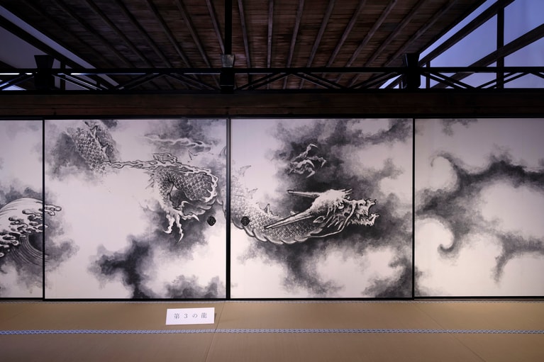 空へと飛び立つ第3の龍。