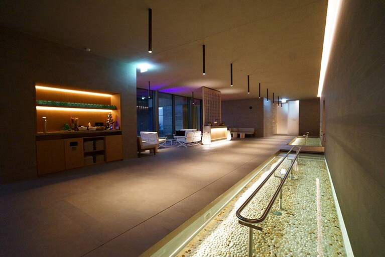 こちらは足裏マッサージプール。水底に石が埋め込まれていてその上を歩く。