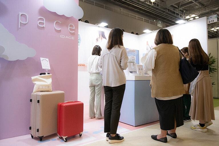 スーツケースがディスプレイしてあるのがバッグメーカーのエースならでは。