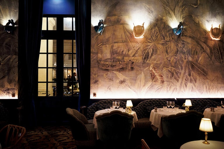 明るさを控えた夜のレストラン。自分たちだけの世界に浸れる、ニュアンスたっぷりのお膳立てが心憎い。