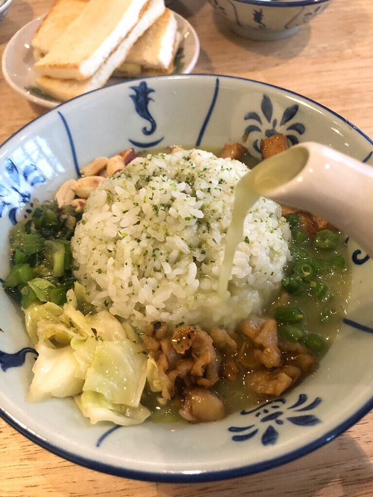 スープをご飯に注ぐ。ポットの底に擂りつぶしたハーブが溜まっているので、よく混ぜてからご飯にかけよう。