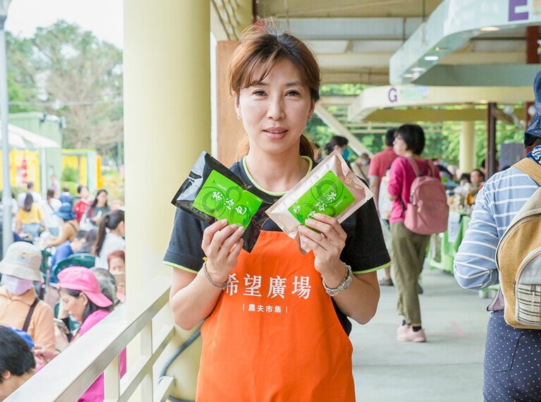 【台北希望廣場 農民市集】「新北市坪林の茶園です」東成茶葉 店長 林 奕慧さん。