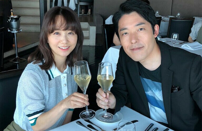 結婚5周年を迎えた日の福田 萌さんと中田敦彦さん。子どもたちを預けて、夫婦で食事へ。