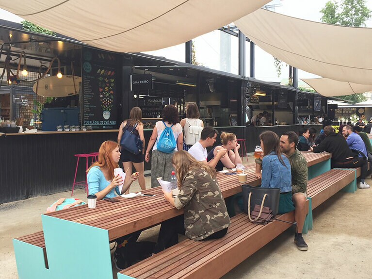 コンテナのシンプルな造りだが、どこもオーガニックやローカルへのこだわりがある素敵な店ばかり。