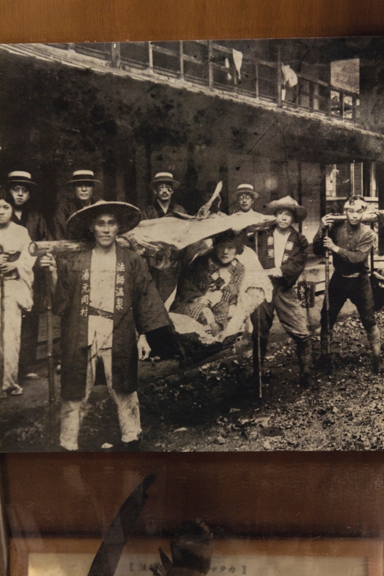 与謝野晶子（写真）、直木三十五、菊池寛、川端康成。文人たちの貴重な旅写真も展示。