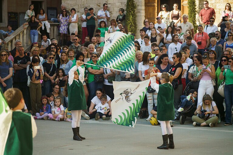 リベルタ広場では、子どもたちが旗振りを披露していた。