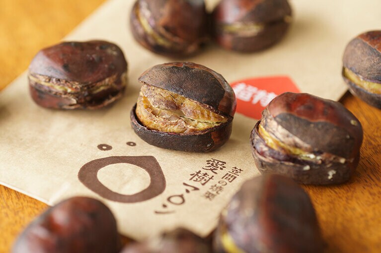 その日に焼いた焼栗は、紙袋に入れて販売。販売時期は品種によって異なります。