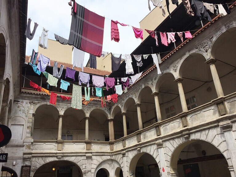 中庭に洗濯物が干されているのは600年前の建物。