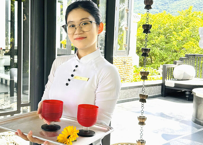 シンチャオ（こんにちは）。出迎えてくれるアオザイ姿のスタッフ。