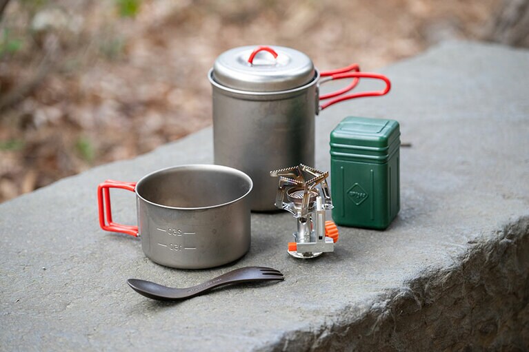 Ti U.L. Solo set 750　7,700円／エバニュー（※スポーク、バーナー、小物ケースは渡邊さん私物）