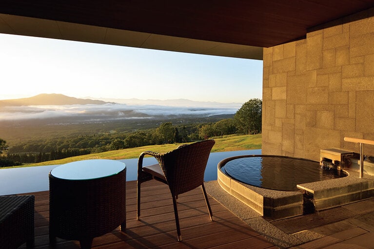 スパ＆スイート棟は広いテラスに温泉露天風呂が。仕事を片付けたら温泉へどぼん。アイデアも湧いてくる！