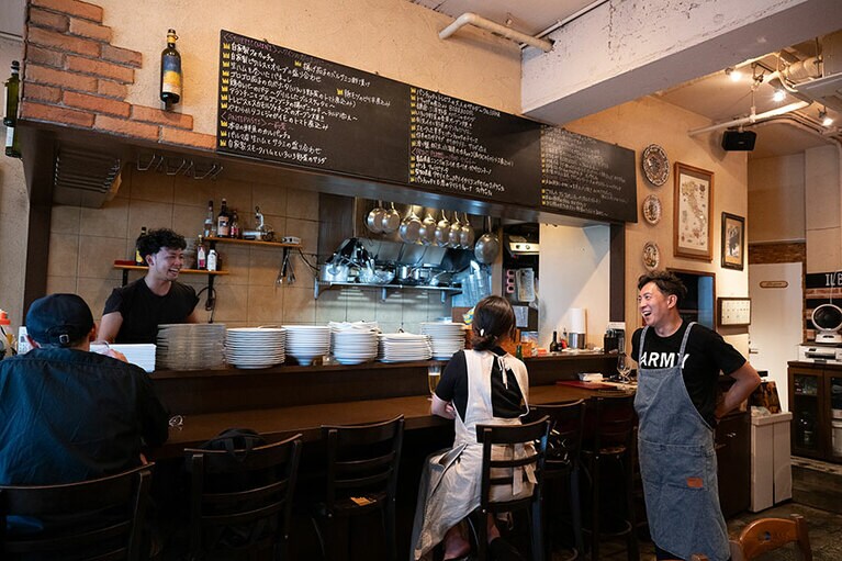 カウンター席でもトークが弾む。