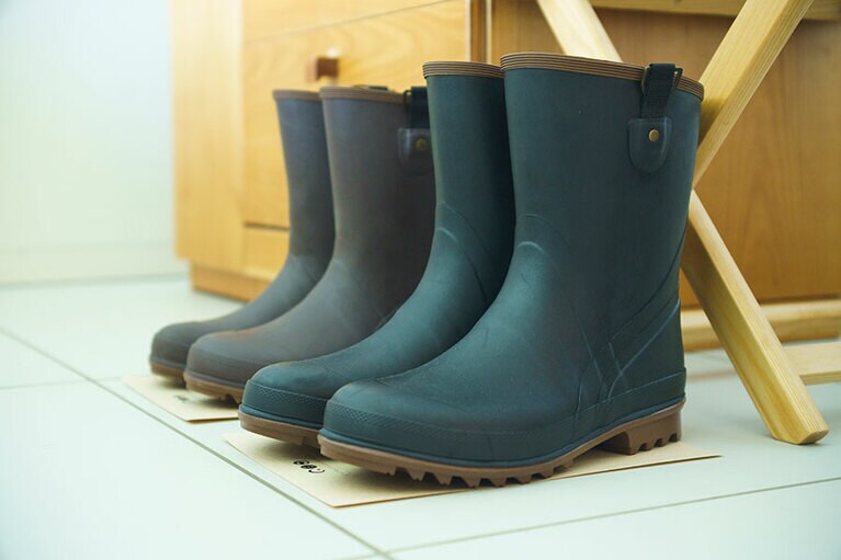 雨の日でも外に出られるよう、長靴が用意されている。