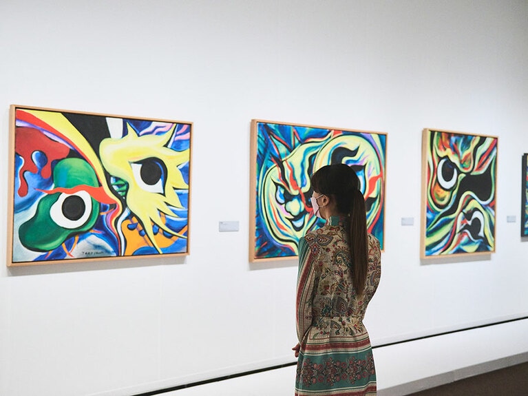 作品を鑑賞する末永さん。