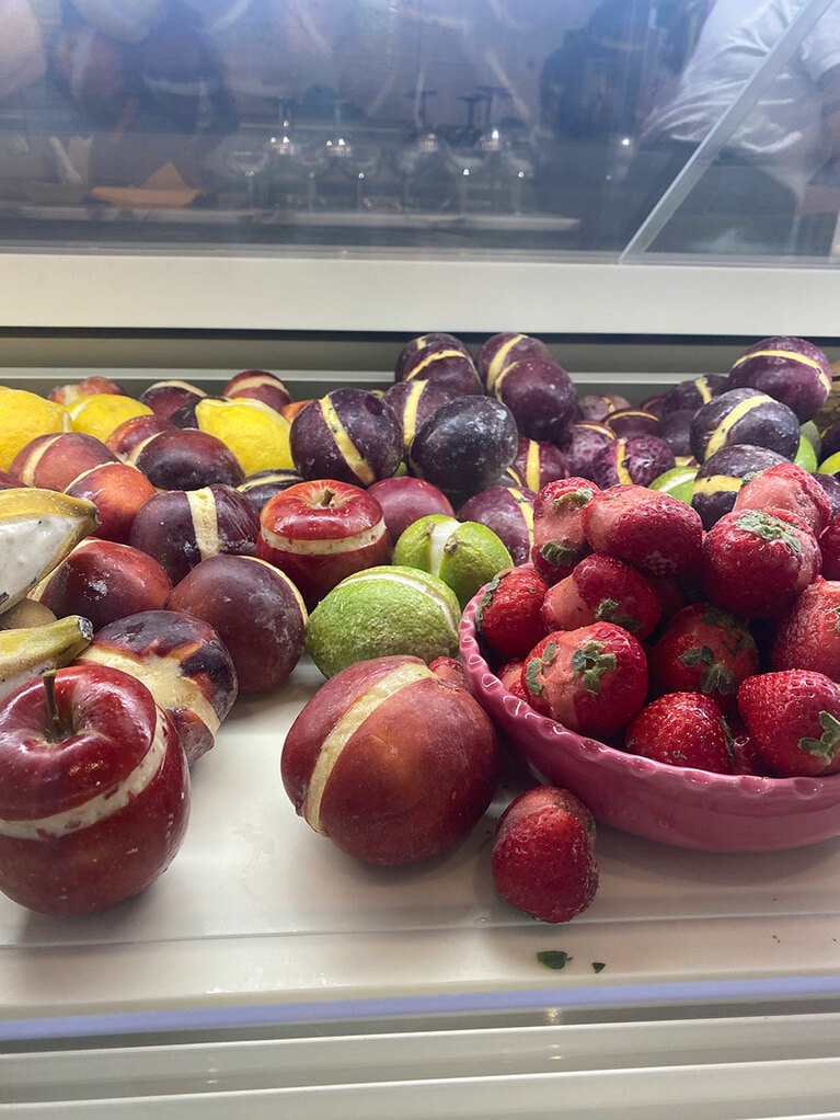 フルーツの中にはアイスがギッシリ。