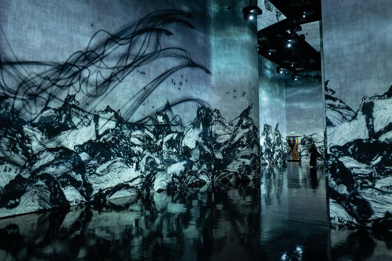 チームラボ「Memory of Waves:Flowing Beyond Borders」。