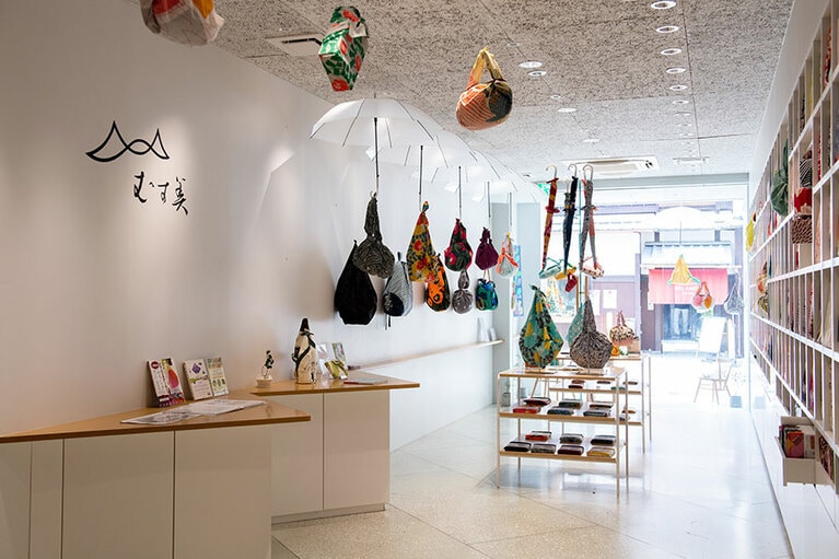 風呂敷包み教室は毎日、ワークショップは月4回開催(各日時は店舗に要確認)。