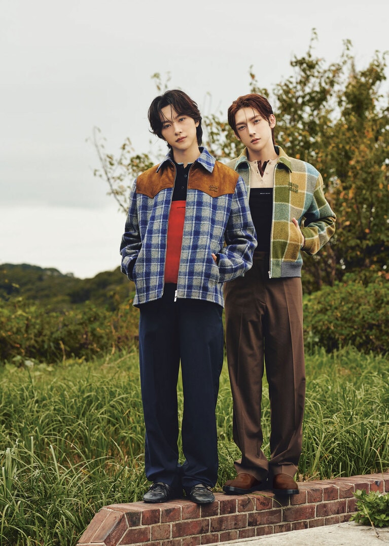 ROIさん（右）：ジャケット 594,000円、ビスチェ 138,600円、中に着たトップス（ブラウン）313,500円、中に着たトップス（ベージュ）247,500円、パンツ 214,500円　HIROMUさん（左）：ジャケット 814,000円、ビスチェ 138,600円、中に着たトップス（アイスグレー）313,500円、中に着たトップス（ネイビー）258,500円、パンツ 258,500円、シューズ 176,000円（すべて予定価格）／すべてミュウミュウ（ミュウミュウ クライアントサービス）