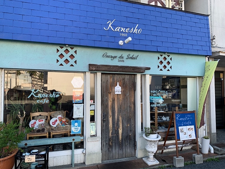 青を基調とした外観が港町の喫茶店らしい。