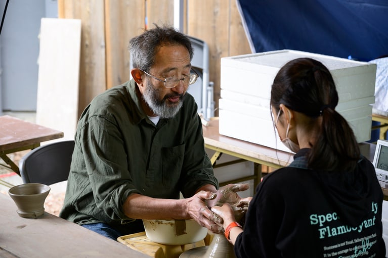 陶芸作家の石松信彦さんによる、ろくろ体験ワークショップ（3,500円）。