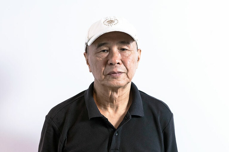 ホウ・シャオシェン。1947年中国・広東省梅県に生まれ、翌年家族とともに台湾に移住。『川の流れに草は青々』(82)が批評家たちに絶賛され“台湾ニューウェーブ”の代表的存在に。代表作に『風櫃の少年』(83)、『冬冬の夏休み』(84)、『童年往時 時の流れ』(85)、『恋恋風塵』(87)、『悲情城市』(89)など。