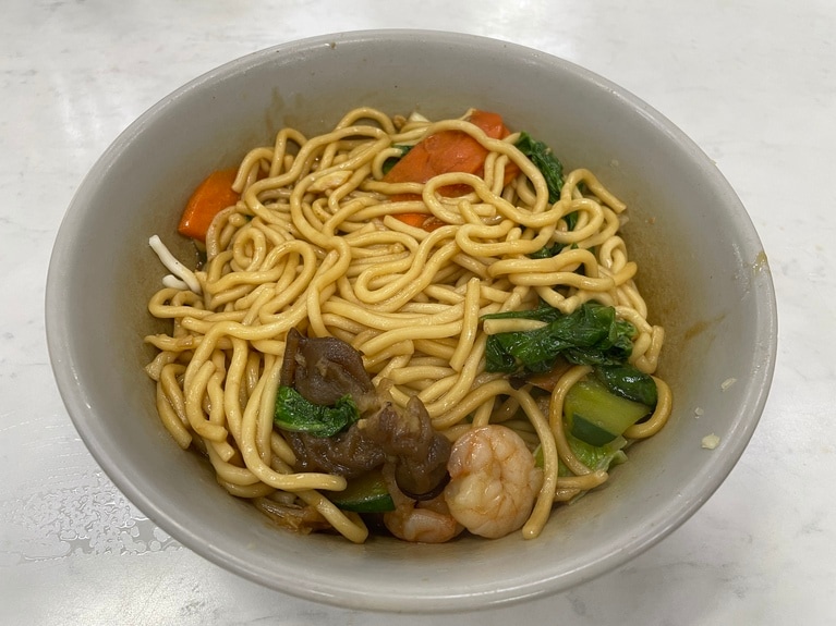 台湾で一番おいしいのではないか？ と思わせる、「老牌山東水餃大王」の炒麺。
