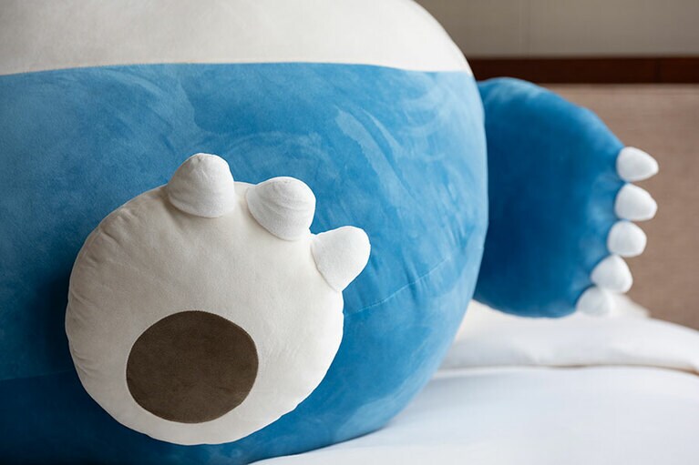 スイートのベッドを占領するカビゴン。