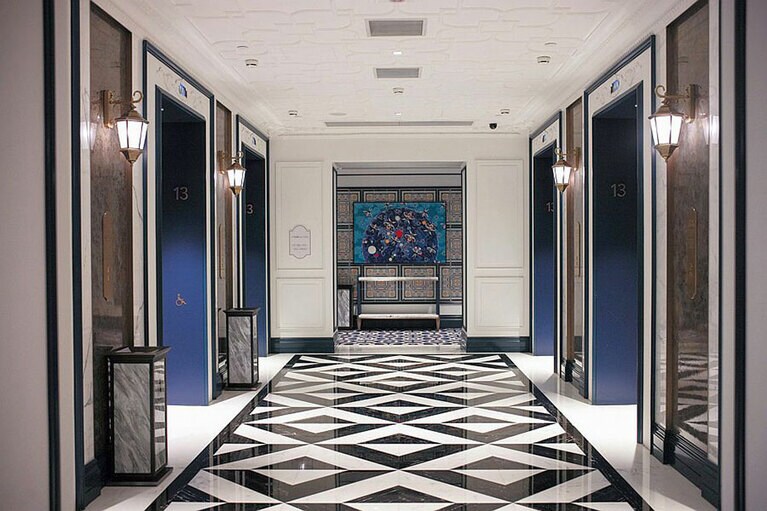 長い廊下にもアートが飾られ、目を楽しませる。