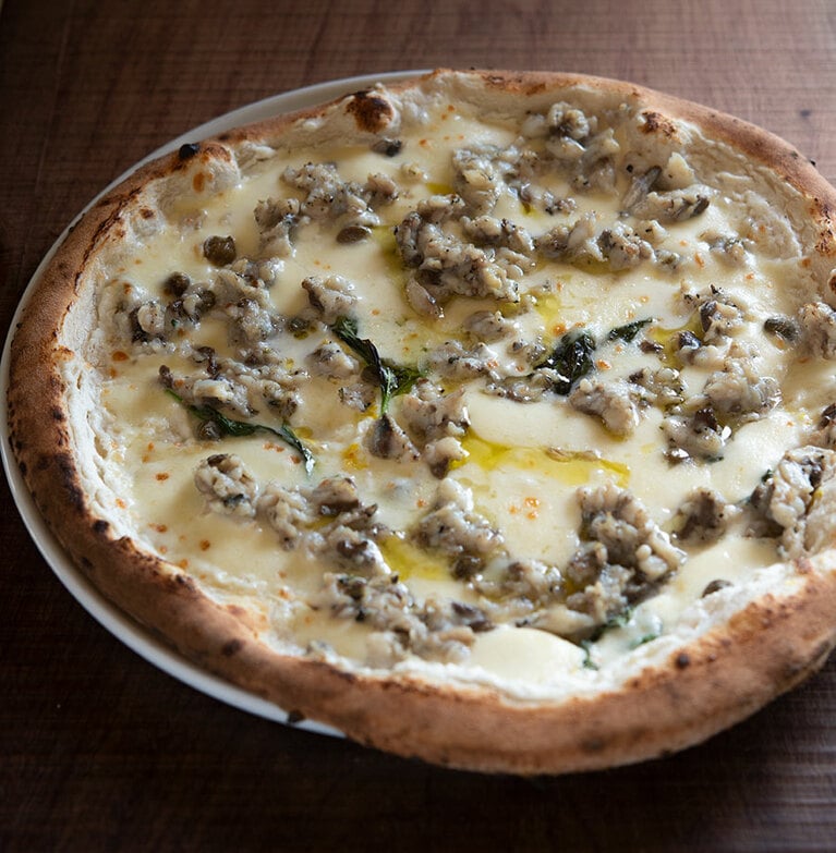 “おまかせピッツァ” 2,250円。この日は初夏が旬のトビウオを包丁で叩いて団子にし、チーズ「フィオール・ディ・ラッテ」とリコッタ、レモンの皮などを合わせて。