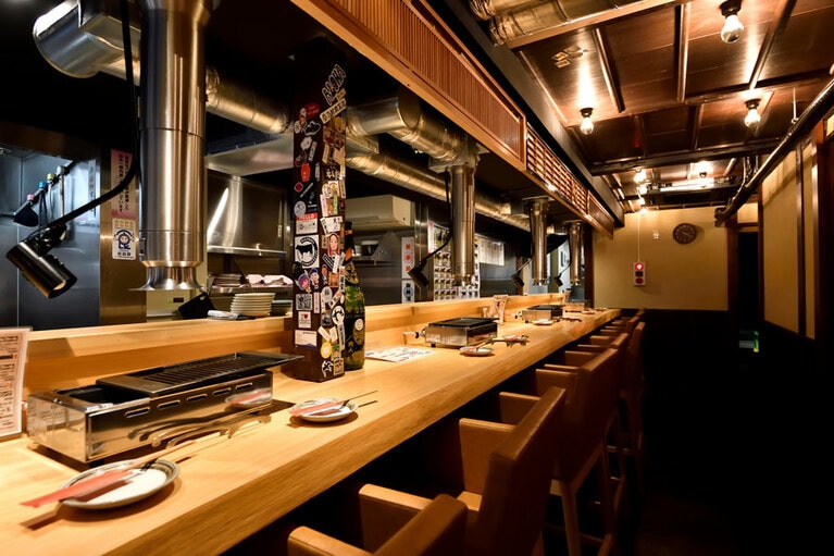 カウンターのほか、テーブル席と個室も用意。