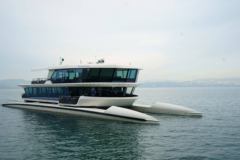 大型カタマランで湖を横断。ほとんど揺れもなく快適なクルーズだった。